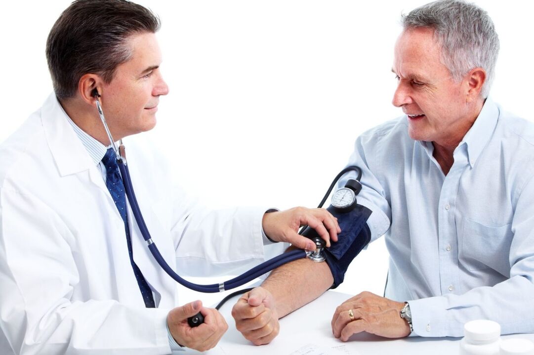 O médico mide a presión do paciente con presión arterial alta
